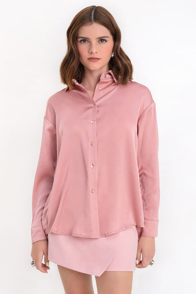 Camisa satinada de fit ligeramente oversized, manga larga con puño abotonado, cuello camisero, bajo curvado y cierre frontal con hilera de botones.