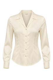 Camisa satinada de fit ajustado, cuello camisero con solapa y cuello en v, manga larga con puño abotonado, bajo curveado, pinzas frontales y posteriores. Cierre frontal con hilera de botones en contraste.