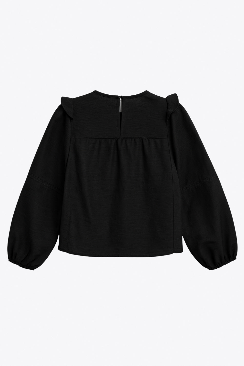 Camisa de fit amplio, costuras decorativa frontales con plisados, manga larga abullonada con rib elástico en puños, cuello redondo, olanes decorativos en sisa, cierre posterior con botón y ojal.