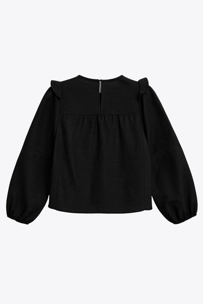 Camisa de fit amplio, costuras decorativa frontales con plisados, manga larga abullonada con rib elástico en puños, cuello redondo, olanes decorativos en sisa, cierre posterior con botón y ojal.