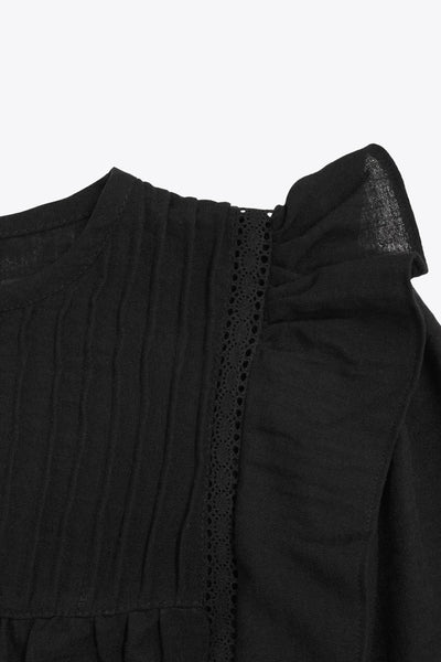 Camisa de fit amplio, costuras decorativa frontales con plisados, manga larga abullonada con rib elástico en puños, cuello redondo, olanes decorativos en sisa, cierre posterior con botón y ojal.