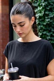Camiseta de fit fluido, cuello barco, manga corta seguida y bajo frontal asimétrico.