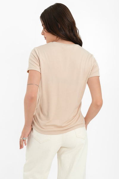Camiseta básica de fit recto, cuello redondo y manga corta.
