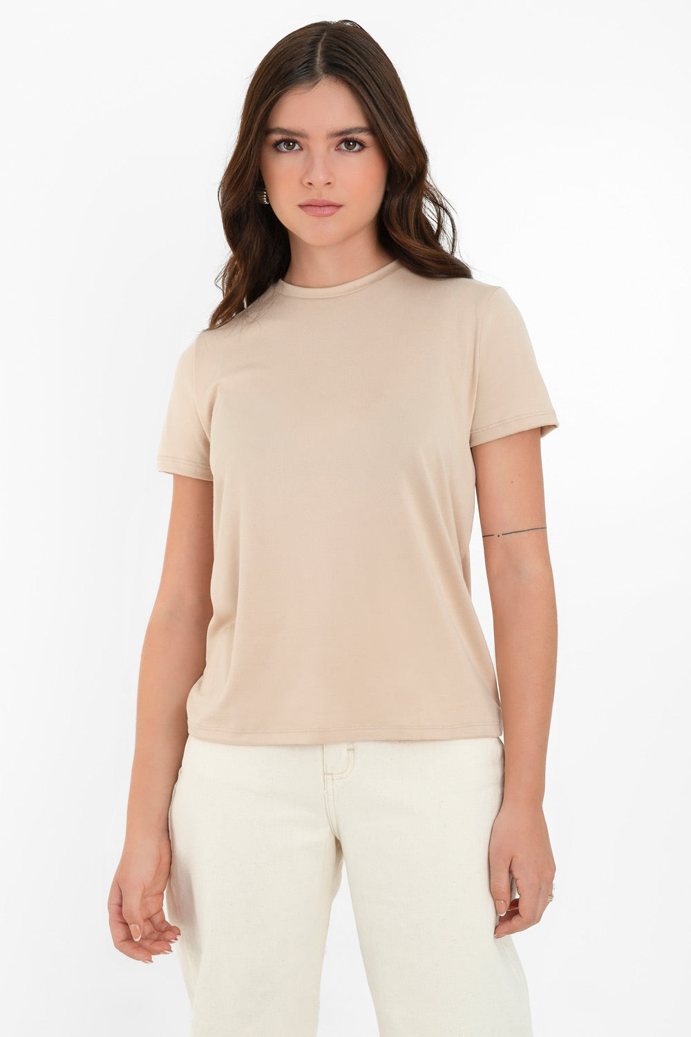 Camiseta básica de fit recto, cuello redondo y manga corta.