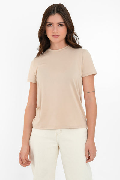 Camiseta básica de fit recto, cuello redondo y manga corta.