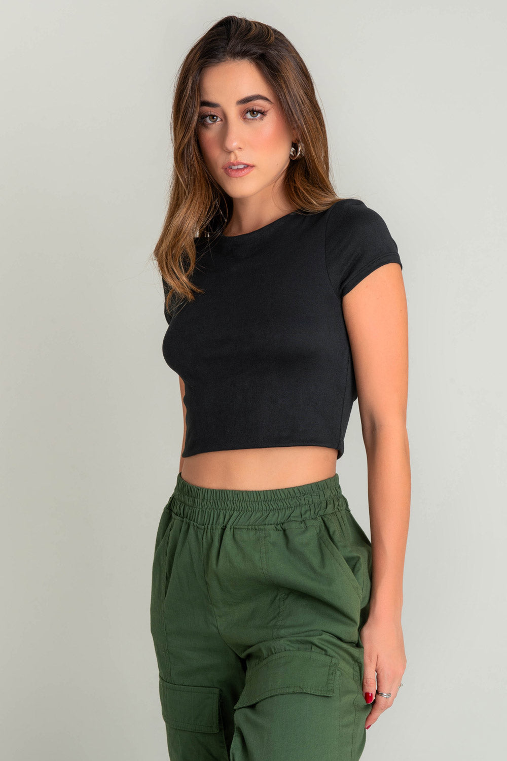 Camiseta básica de fit recto, cuello redondo y manga corta.