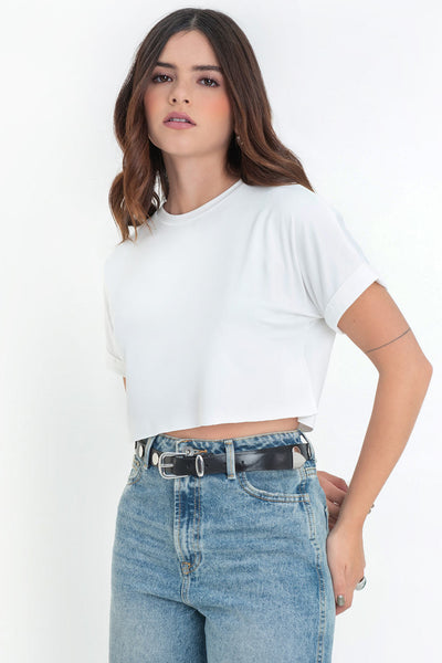 Camiseta de cuello redondo, manga corta con doblez en borde y fit recto. Detalle de bajo y mangas sin costura.