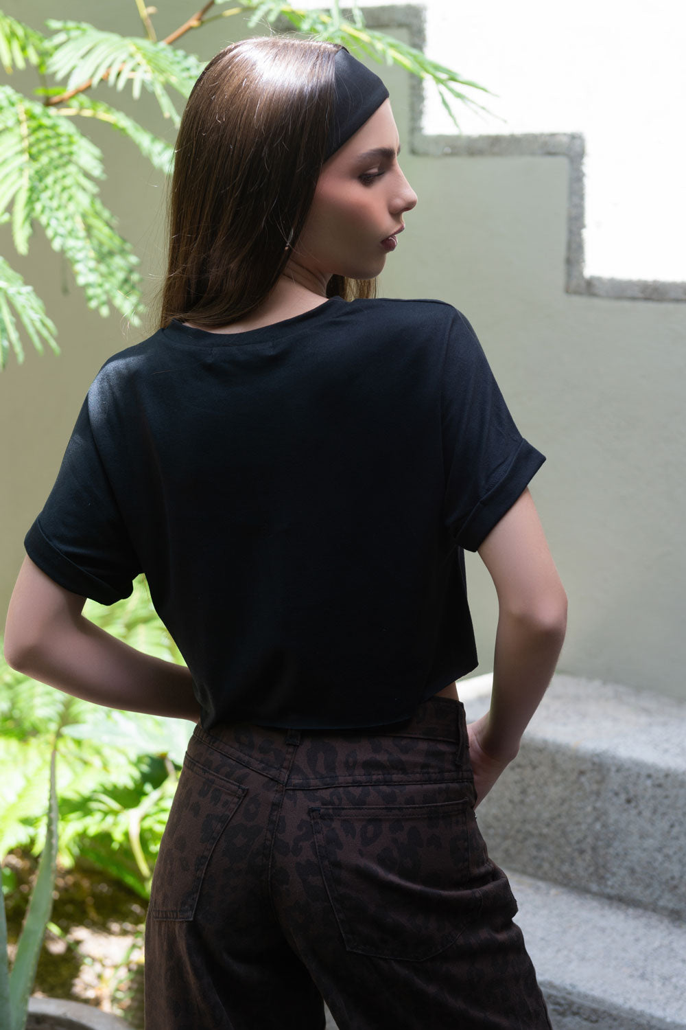Camiseta de cuello redondo, manga corta con doblez en borde y fit recto. Detalle de bajo y mangas sin costura.