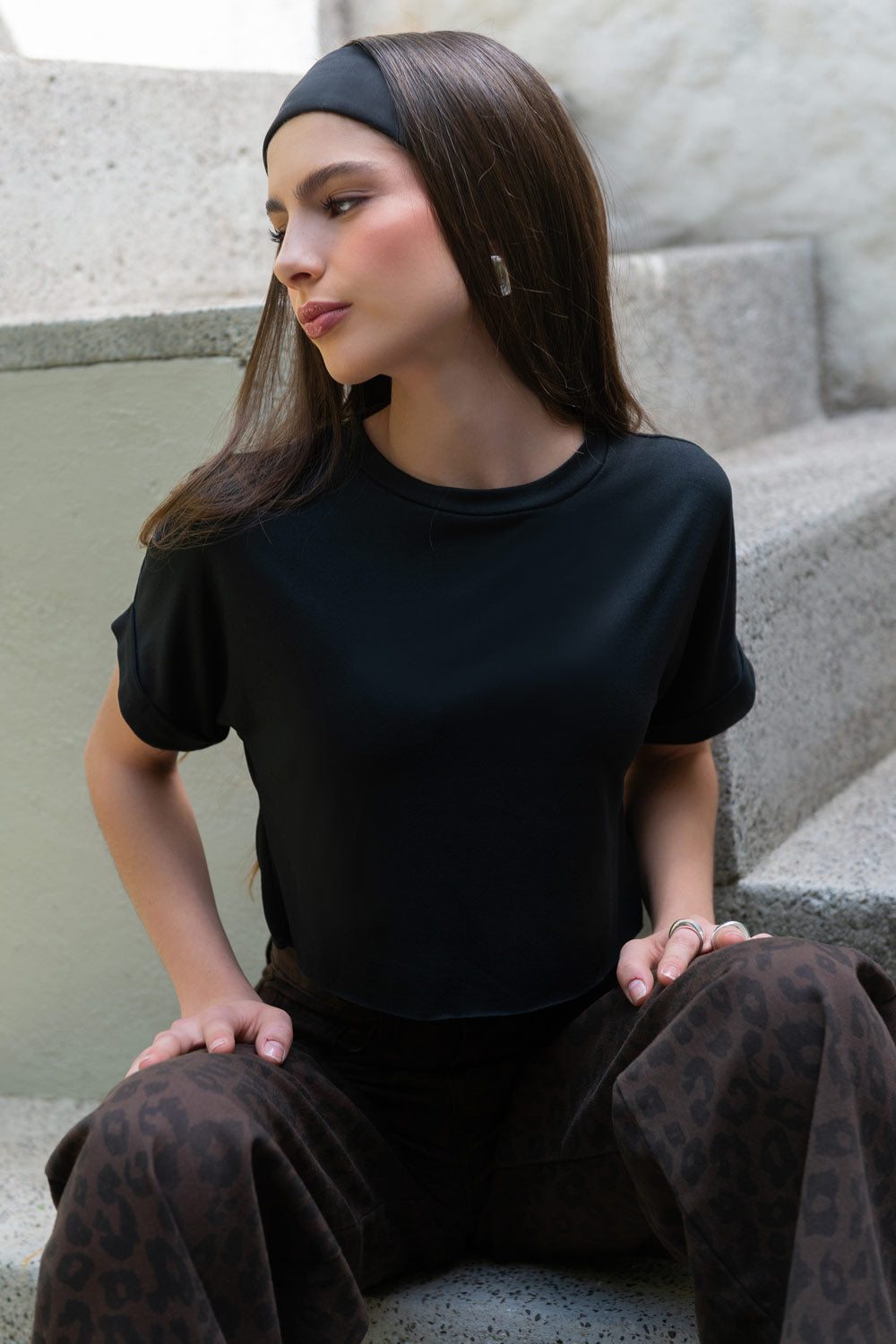 Camiseta de cuello redondo, manga corta con doblez en borde y fit recto. Detalle de bajo y mangas sin costura.