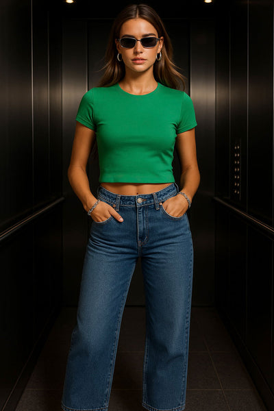 Camiseta básica de fit recto, cuello redondo y manga corta.