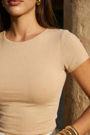 Camiseta básica de fit recto, cuello redondo y manga corta.