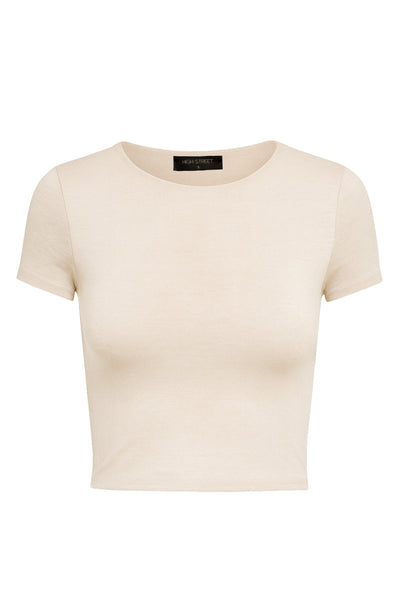 Camiseta básica de fit recto, cuello redondo y manga corta.