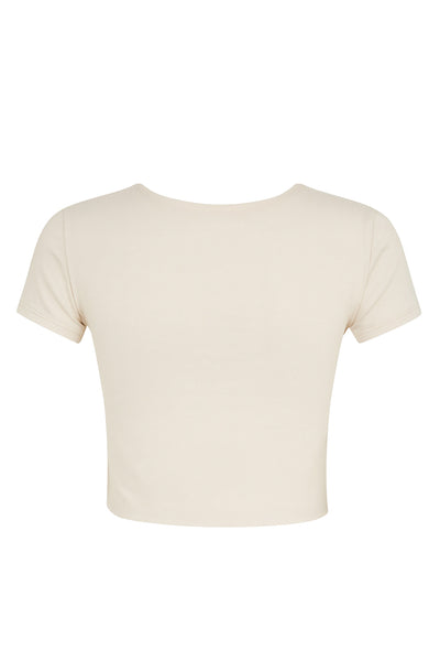 Camiseta básica de fit recto, cuello redondo y manga corta.