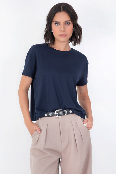 Camiseta básica de manga corta, cuello redondo y fit recto.