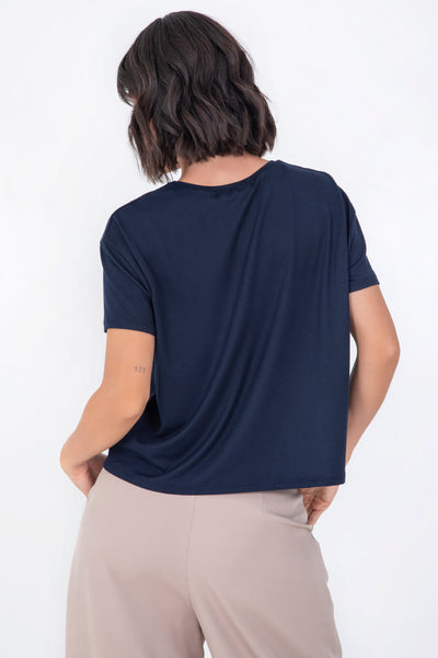 Camiseta básica de manga corta, cuello redondo y fit recto.