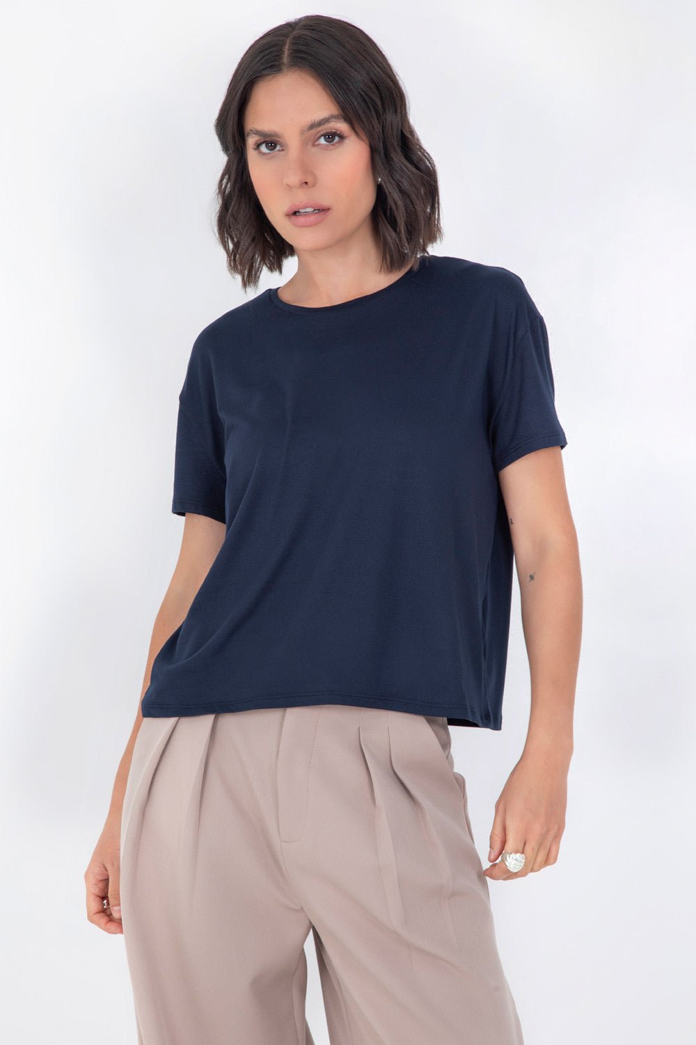 Camiseta básica de manga corta, cuello redondo y fit recto.