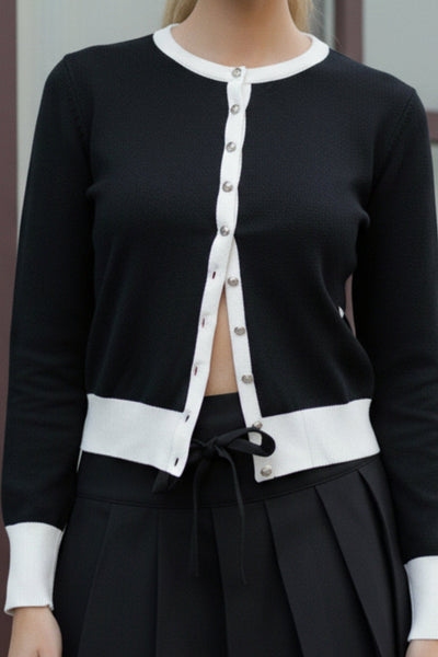 Cardigan de punto, fit recto, manga larga con rib de contraste en puños, bajo y cuello redondo. Cierre frontal con hilera de botones en contraste.