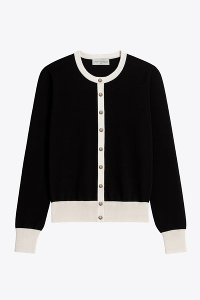 Cardigan de punto, fit recto, manga larga con rib de contraste en puños, bajo y cuello redondo. Cierre frontal con hilera de botones en contraste.