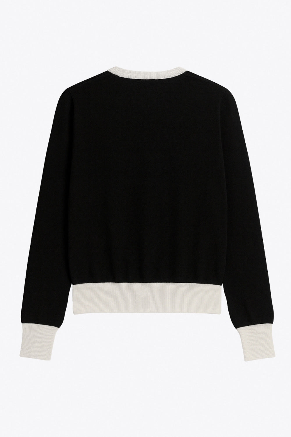 Cardigan de punto, fit recto, manga larga con rib de contraste en puños, bajo y cuello redondo. Cierre frontal con hilera de botones en contraste.