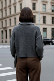 Cardigan de punto, fit recto, manga larga con rib de contraste en puños y cuello redondo. Cierre frontal con hilera de botones.
