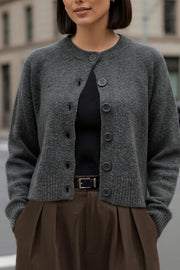 Cardigan de punto, fit recto, manga larga con rib de contraste en puños y cuello redondo. Cierre frontal con hilera de botones.
