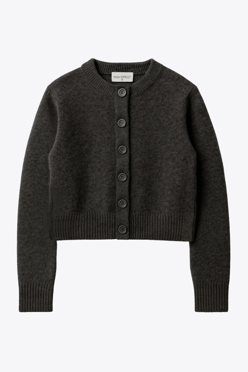 Cardigan de punto, fit recto, manga larga con rib de contraste en puños y cuello redondo. Cierre frontal con hilera de botones.