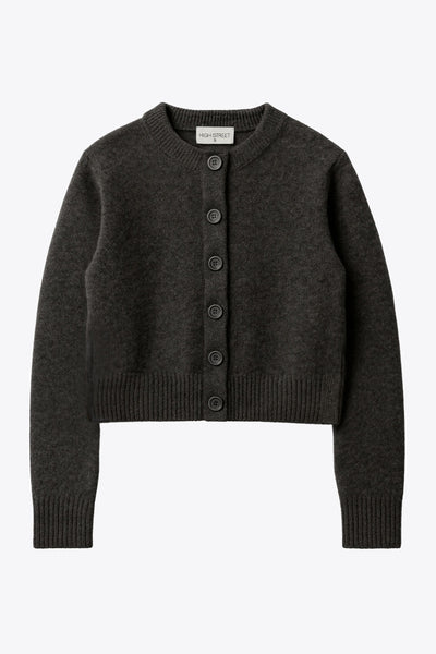 Cardigan de punto, fit recto, manga larga con rib de contraste en puños y cuello redondo. Cierre frontal con hilera de botones.