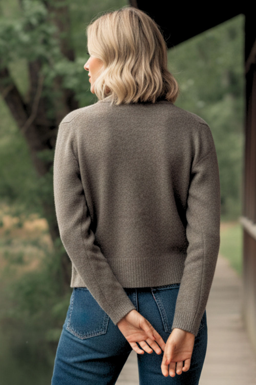 Cardigan de punto, fit recto, manga larga con rib de contraste en puños y cuello redondo. Cierre frontal con hilera de botones.