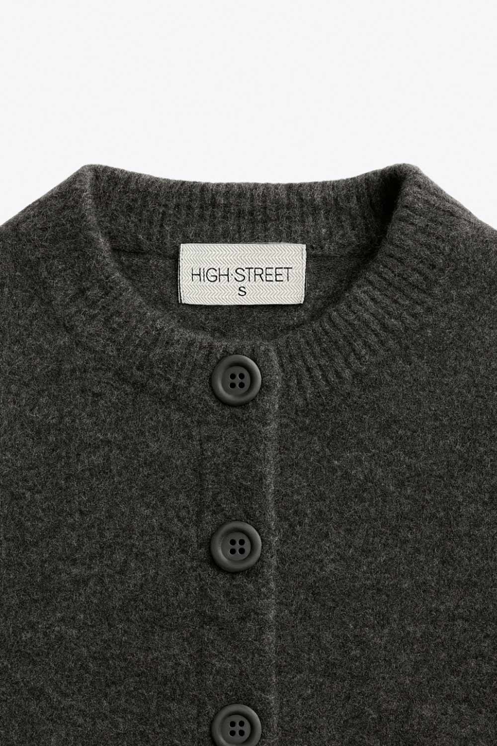 Cardigan de punto, fit recto, manga larga con rib de contraste en puños y cuello redondo. Cierre frontal con hilera de botones.