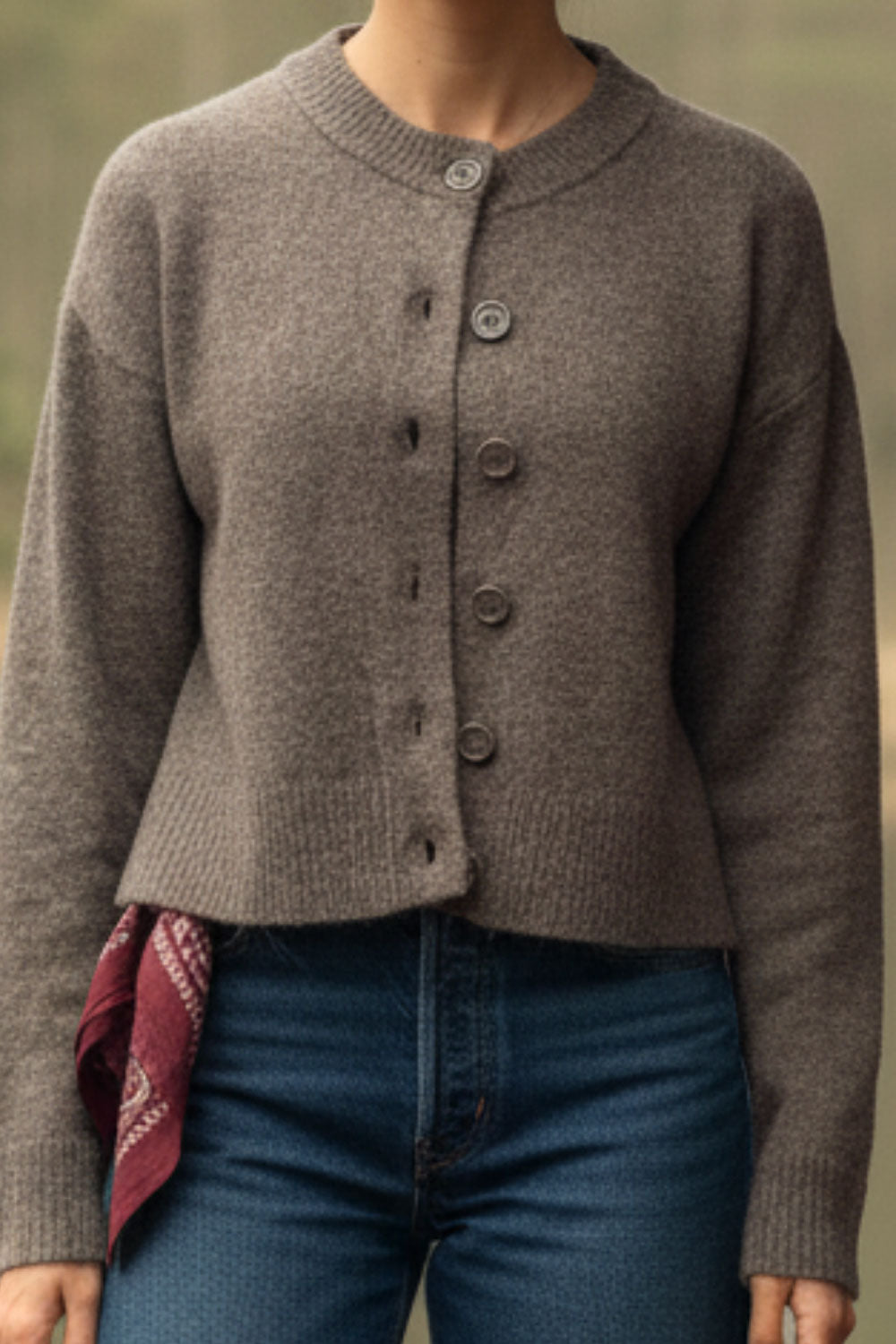 Cardigan de punto, fit recto, manga larga con rib de contraste en puños y cuello redondo. Cierre frontal con hilera de botones.