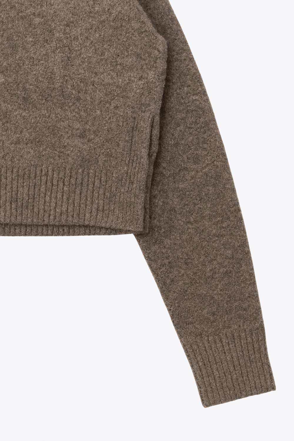 Cardigan de punto, fit recto, manga larga con rib de contraste en puños y cuello redondo. Cierre frontal con hilera de botones.