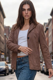 Blazer de gamuza, fit recto, con solapa, manga larga y bolsillos delanteros de parche.
