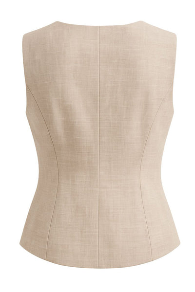 Chaleco ajustado de cuello redondo, pinzas frontales, fit recto, cierre frontal con hilera de botones en contraste y abertura frontal en bajo.