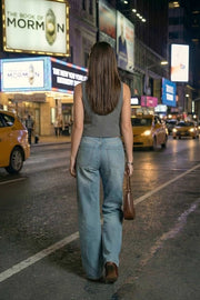 Chaleco corto asimétrico de fit recto, escote v, vivos decorativos delanteros y cierre frontal con hilera de botones en diagonal. Detalle de bajo asimétrico.