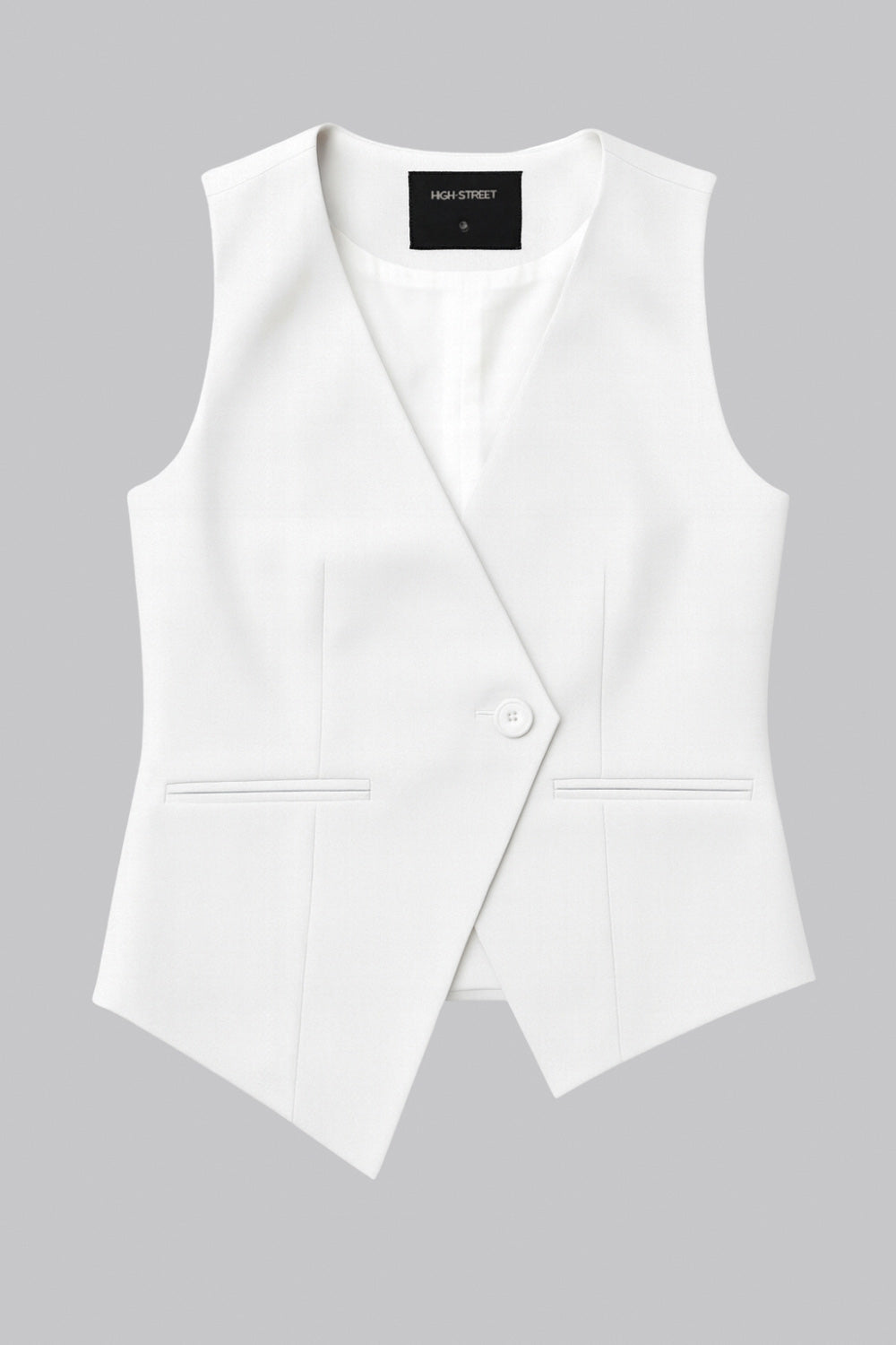 Chaleco asimétrico de fit ajustado, escote v, vivos decorativos frontales y cierre frontal con botón en contraste y bajo asimétrico.