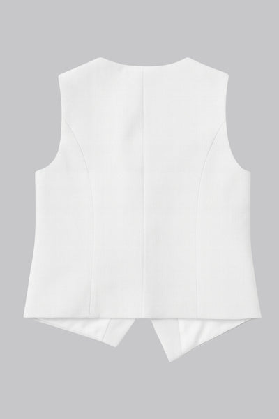 Chaleco asimétrico de fit ajustado, escote v, vivos decorativos frontales y cierre frontal con botón en contraste y bajo asimétrico.