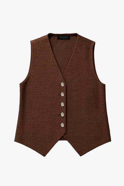 Chaleco de bouclé, fit recto, escote v, cierre con hilera de botones en contraste y abertura frontal v en bajo.