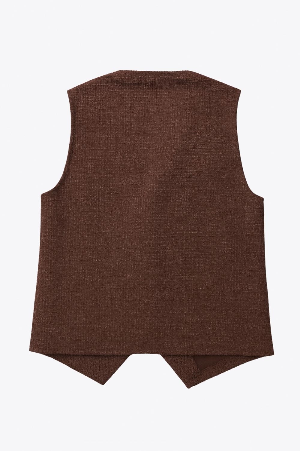 Chaleco de bouclé, fit recto, escote v, cierre con hilera de botones en contraste y abertura frontal v en bajo.