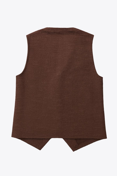 Chaleco de bouclé, fit recto, escote v, cierre con hilera de botones en contraste y abertura frontal v en bajo.