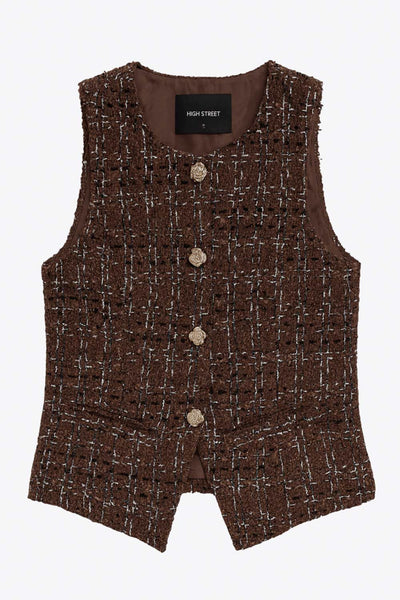 Chaleco de bouclé fit ajustado, cuello redondo, vivos decorativos frontales, cierre con hilera de botones en contraste y abertura frontal en bajo.