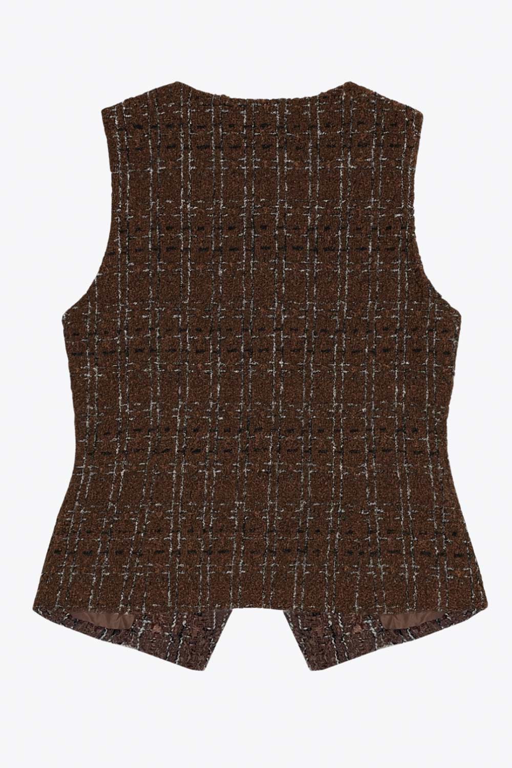 Chaleco de bouclé fit ajustado, cuello redondo, vivos decorativos frontales, cierre con hilera de botones en contraste y abertura frontal en bajo.