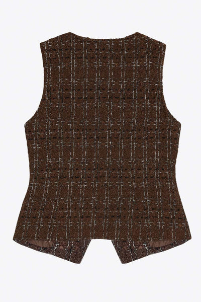 Chaleco de bouclé fit ajustado, cuello redondo, vivos decorativos frontales, cierre con hilera de botones en contraste y abertura frontal en bajo.