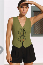 Blusa sin mangas, de fit recto, pinzas frontales, escote v redondeado y cierre frontal de lazos amarrables con detalle en contraste.