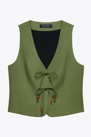 Blusa sin mangas, de fit recto, pinzas frontales, escote v redondeado y cierre frontal de lazos amarrables con detalle en contraste.