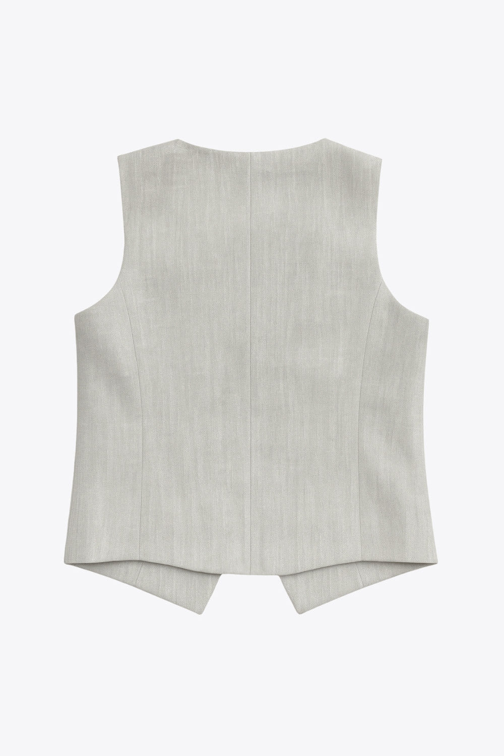 Chaleco corto de fit recto, cuello barco, vivos decorativos delanteros, bajo v frontal y cierre con hilera de botones.