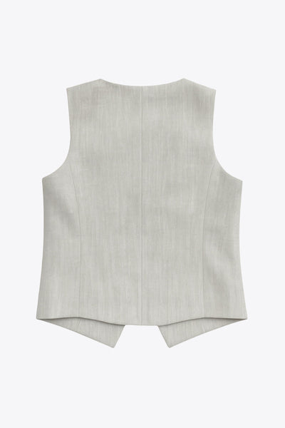 Chaleco corto de fit recto, cuello barco, vivos decorativos delanteros, bajo v frontal y cierre con hilera de botones.