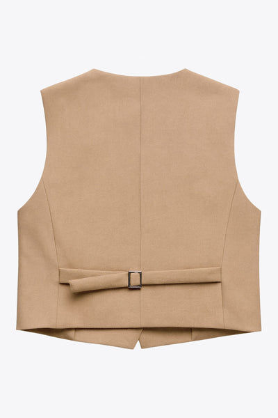 Chaleco corto de fit recto, escote v, vivos decorativos, pinzas frontales y aberturas en bajo. Detalle de trabilla ajustable posterior con hebilla y cierre frontal con hilera de botones en contraste.