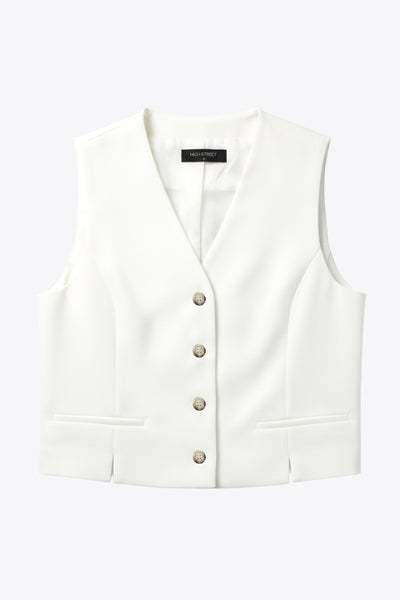 Chaleco corto de fit recto, escote v, vivos decorativos, pinzas frontales y aberturas en bajo. Detalle de trabilla ajustable posterior con hebilla y cierre frontal con hilera de botones en contraste.