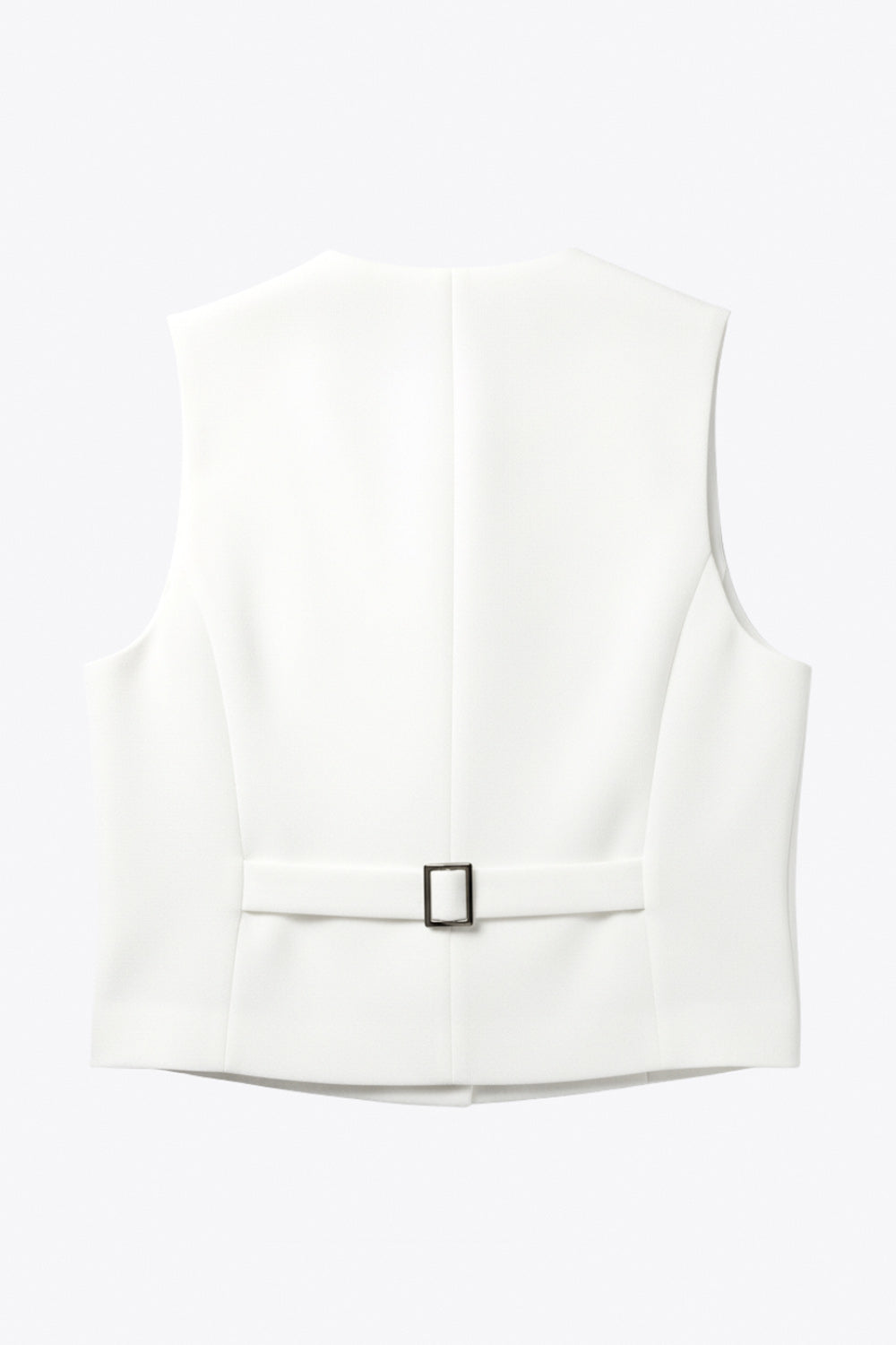 Chaleco corto de fit recto, escote v, vivos decorativos, pinzas frontales y aberturas en bajo. Detalle de trabilla ajustable posterior con hebilla y cierre frontal con hilera de botones en contraste.