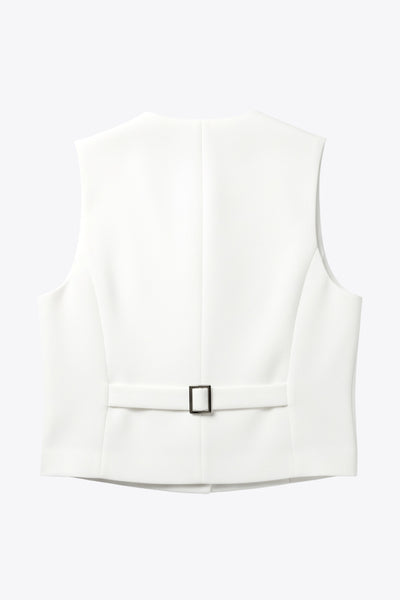 Chaleco corto de fit recto, escote v, vivos decorativos, pinzas frontales y aberturas en bajo. Detalle de trabilla ajustable posterior con hebilla y cierre frontal con hilera de botones en contraste.